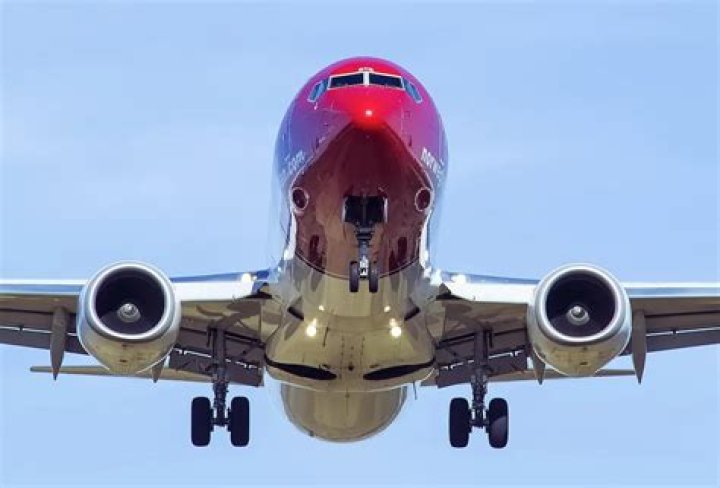 Can an airplane run on one engine?