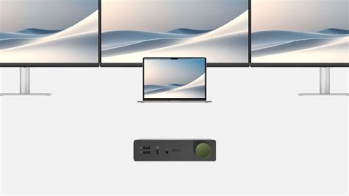 Can MacBook Pro run 3 monitors?