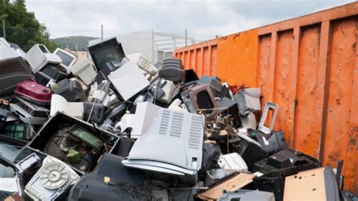 Can you throw computers in the garbage?
