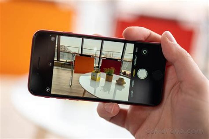 Does iPhone SE have front camera?