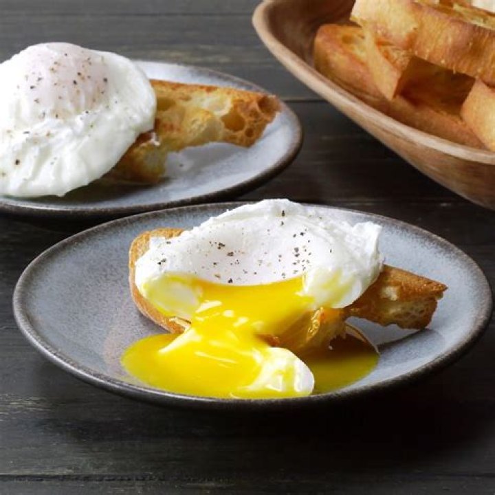 How do cafes make poached eggs?