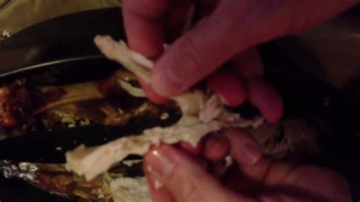 How do you remove a wishbone from a goose?