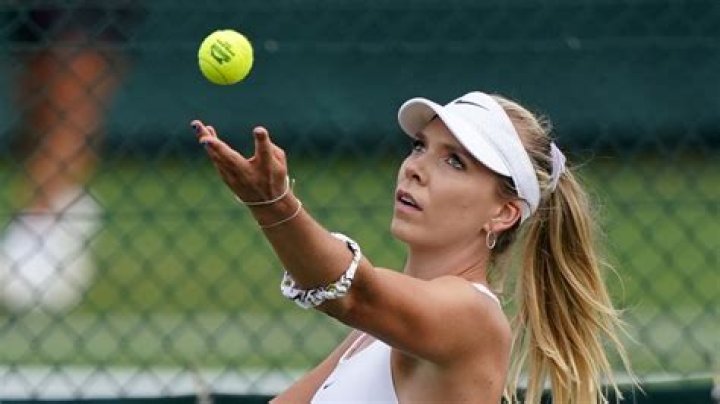How many sets do women's tennis player Wimbledon?