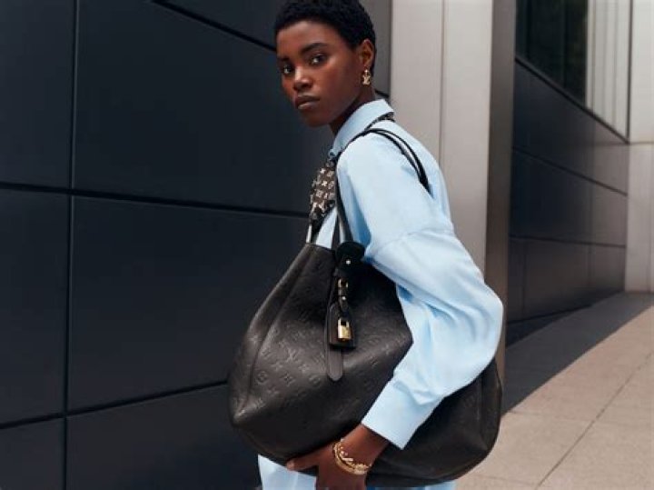 How much do sales associates make at Louis Vuitton?