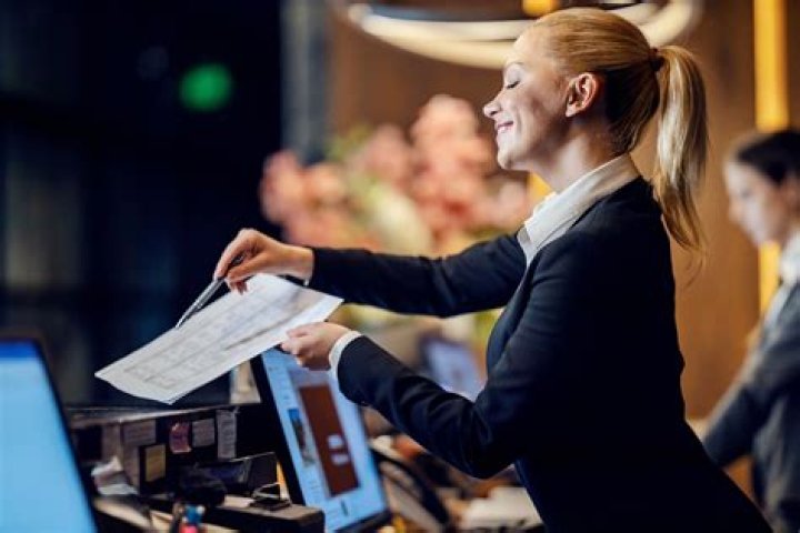 How much does a desk clerk at a hotel make?
