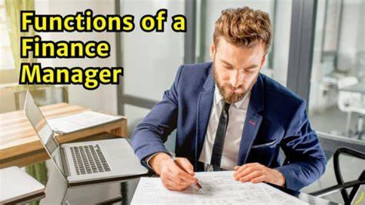 How much does a financial manager earn in SA?