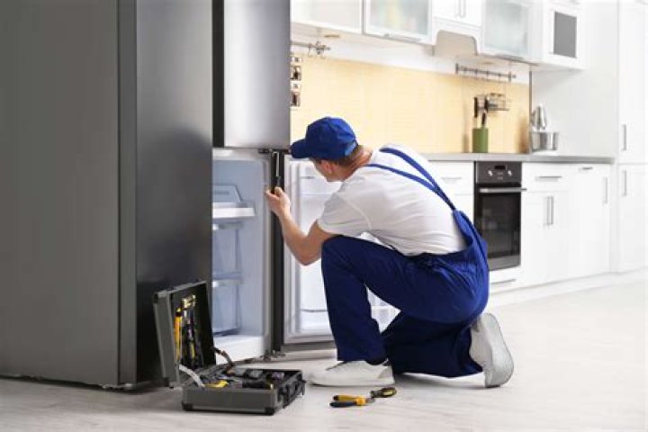 How much does an appliance sales specialist make?