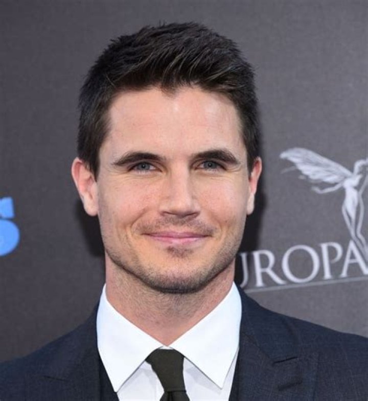 How much is Robbie Amell worth?