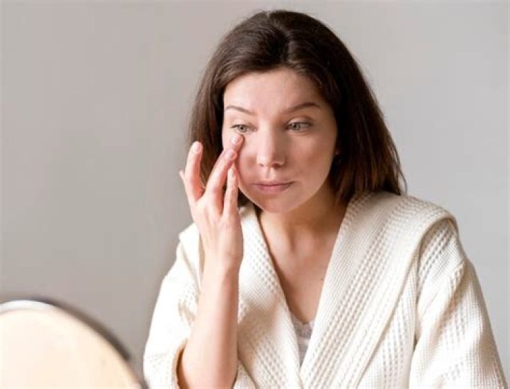 Is it OK to wear only one contact lens?