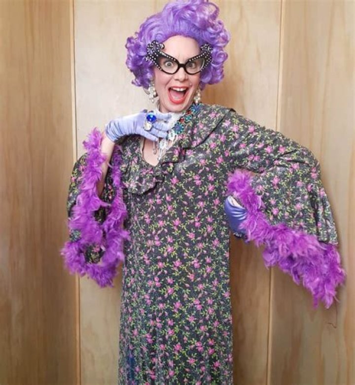 What does Dame Edna look like?