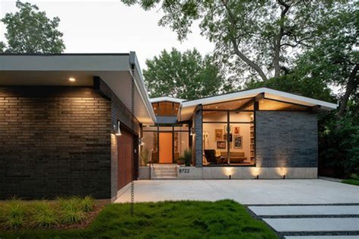 What is a mid century modern house?