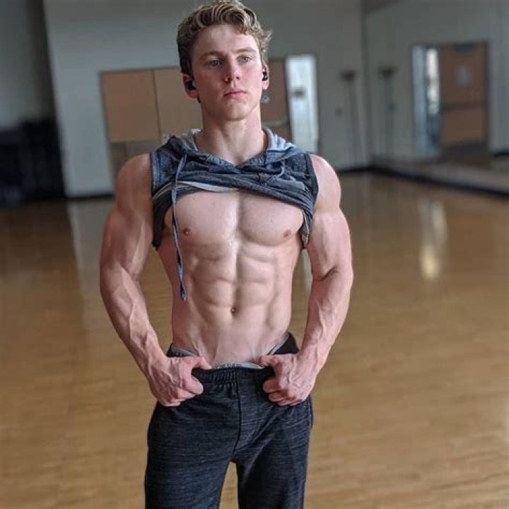 What is the peak age for bodybuilding?