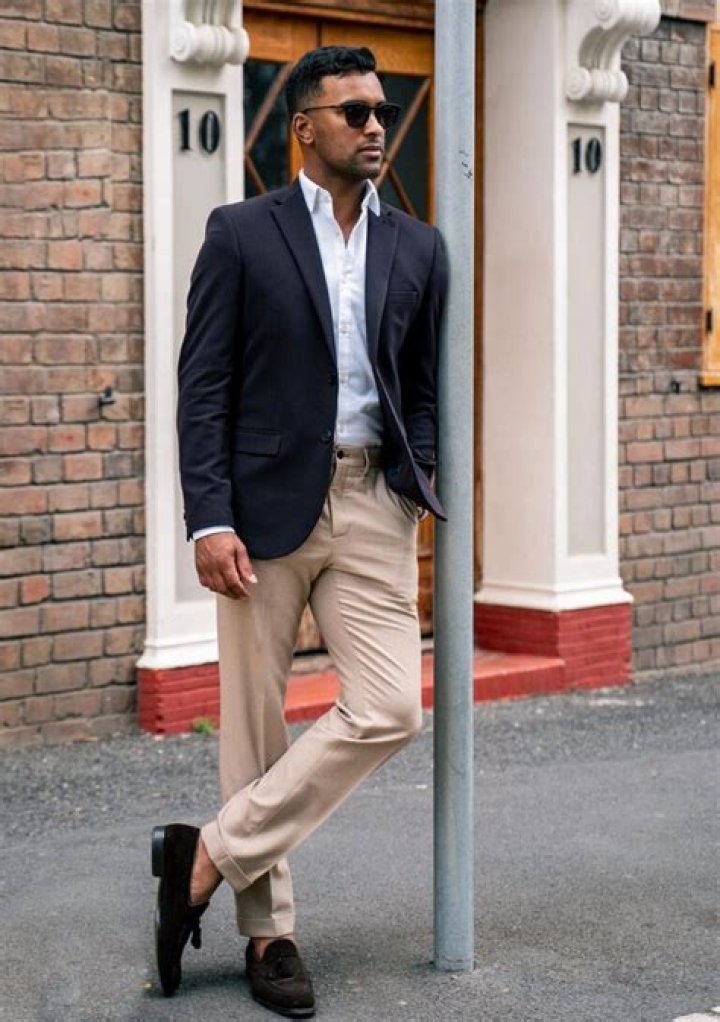 What pants go with navy blue blazer?