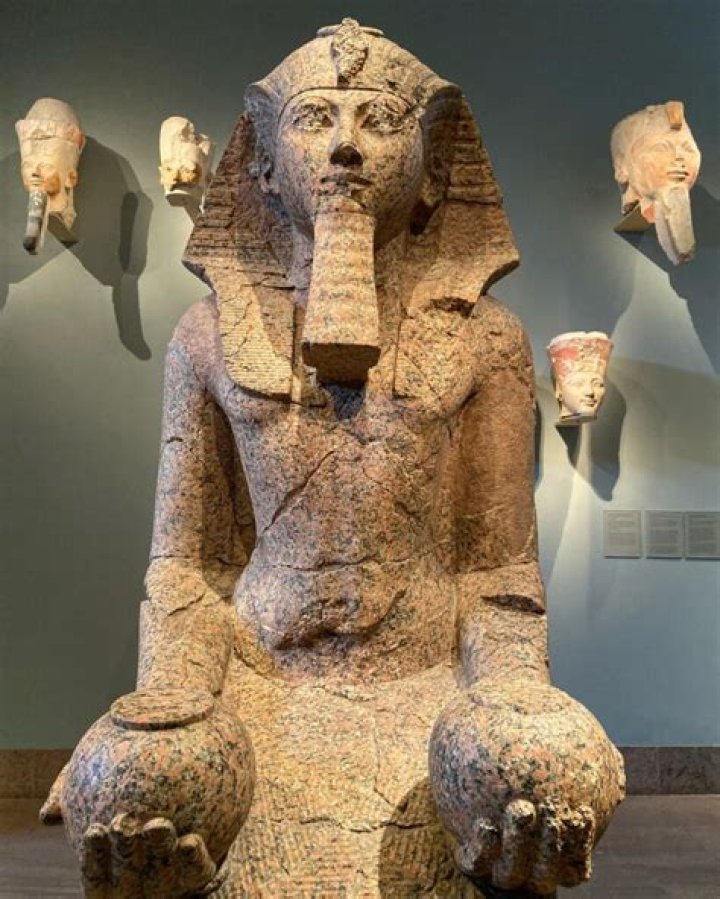 Why is Hatshepsut kneeling? | ContextResponse.com